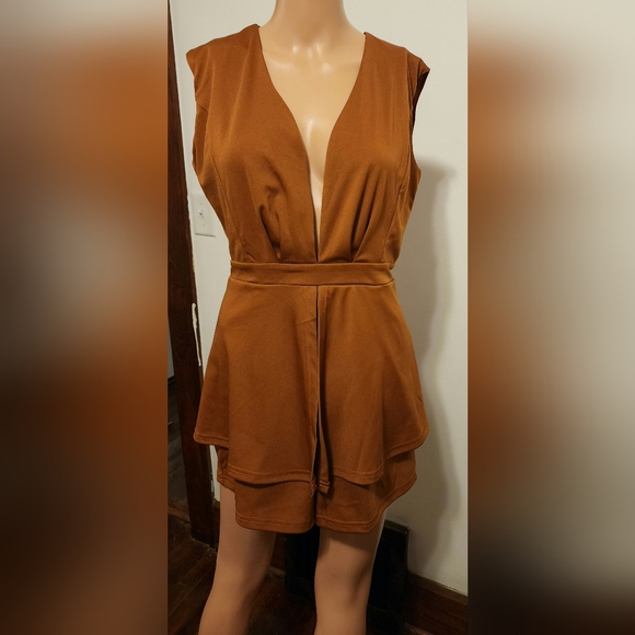 Lyaner split top romper. Small. Key hole back button closure. Neutral. Short V - Picture 8 of 16